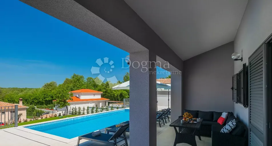 sniženo!!impozantna villa u blizini labina - slika 13