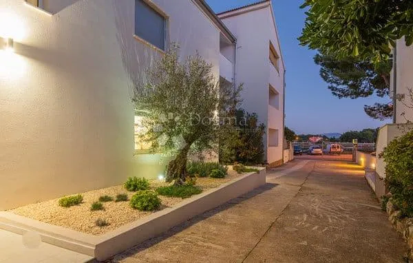šibenik/zablaće- jedinstveni kompleks uz more: apartmanske kuće s teniskim terenom i bazenima - slika 7