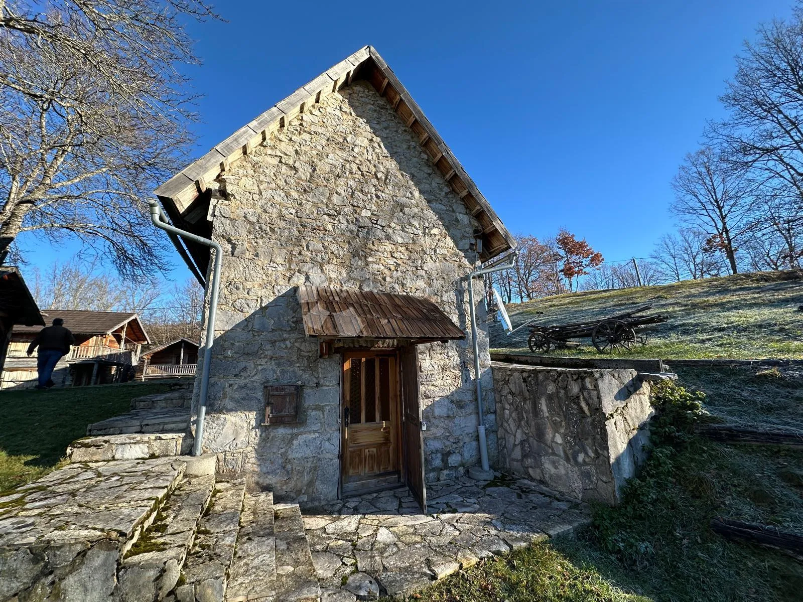 difuzni hotel autohtone kamene kuće 10+1 - slika 3