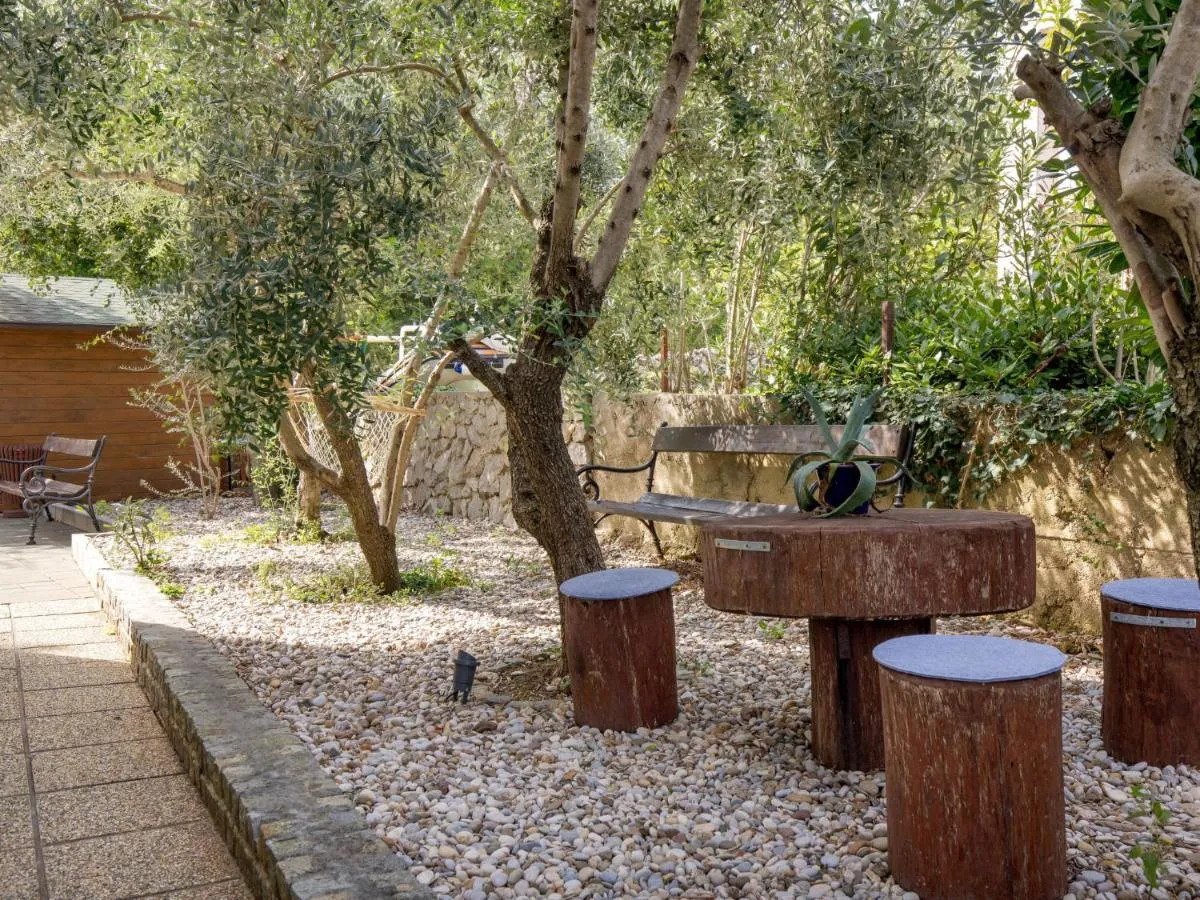 samostojeća kuća s bazenom na mirnoj lokaciji - slika 31