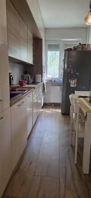 prostran 5-sobni stan s balkonom i loggiom – mirna lokacija, studentski grad - slika 10