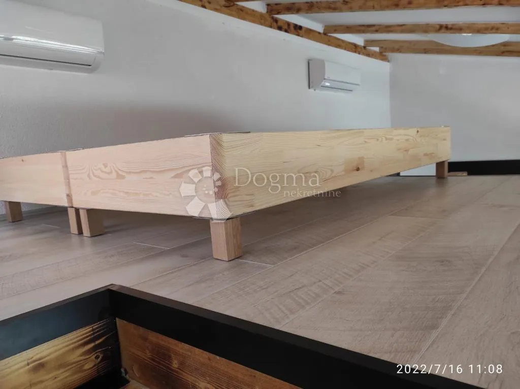tisno kuća u prvom redu do mora odlična prilika - slika 12