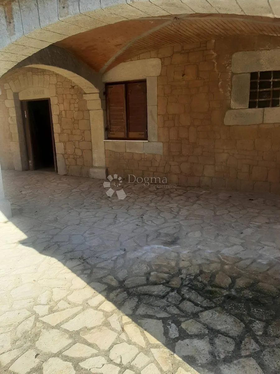 poslovni prostor sa dvorištem centar novalje - slika 3