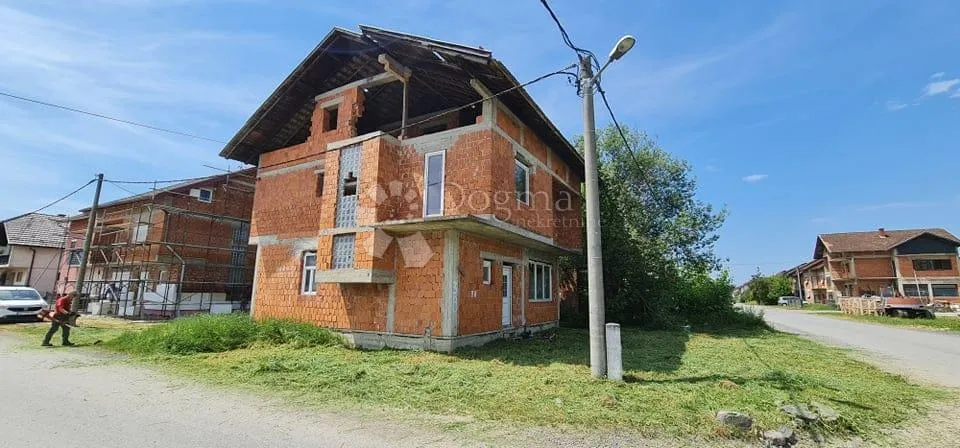 Nezavršena kuća u Glini na odličnoj lokaciji – idealna prilika za uređenje po vlastitoj želji - Glina