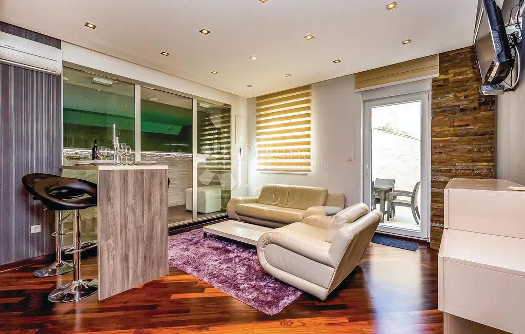 apartman sa unutarnjim bazenom 10m od mora - slika 2