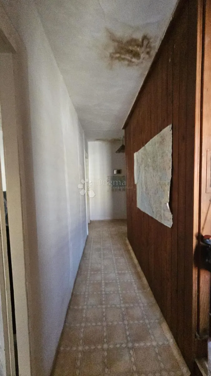 apartman u centru cresa, potrebna adaptacija! - slika 11