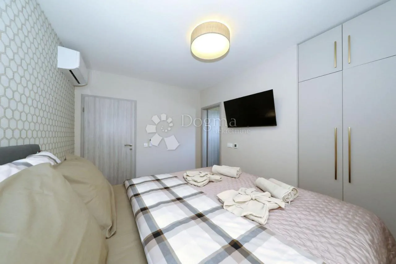 moderna vila s bazenom, prvi red uz more! - slika 33