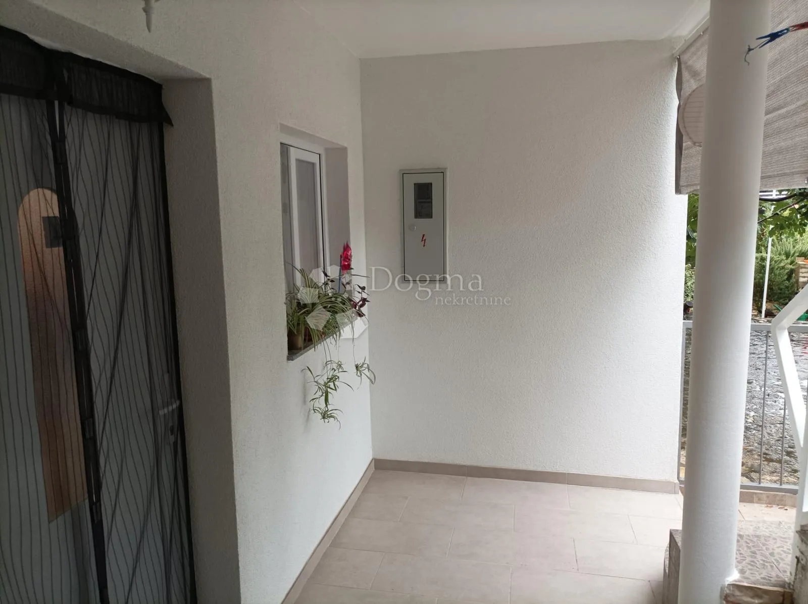 obrovac 2 apartmana 6sb + 2db ogromna okućnica - slika 8