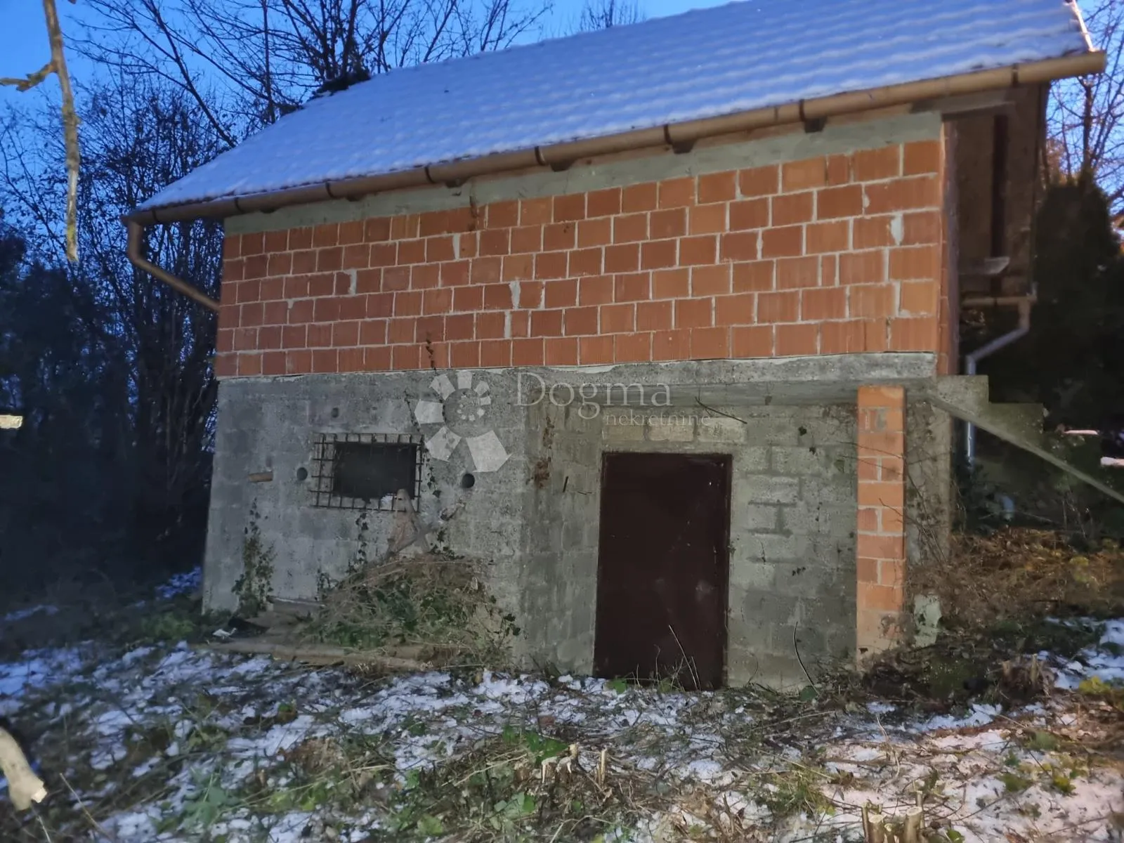 vikendica uz šumu - slika 2