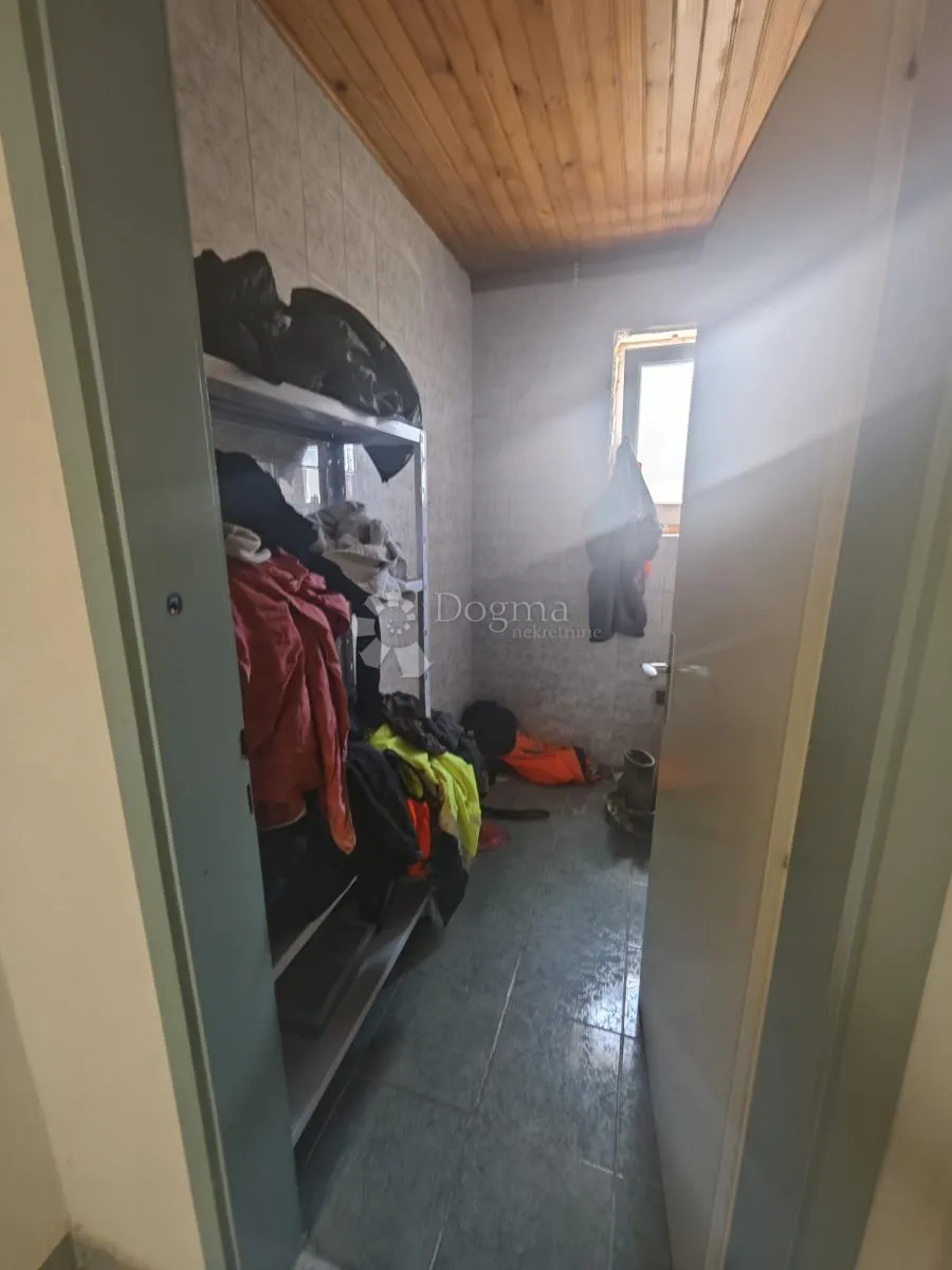kuća sa zasebnim poslovnim prostorom i velikom okućnicom - slika 16