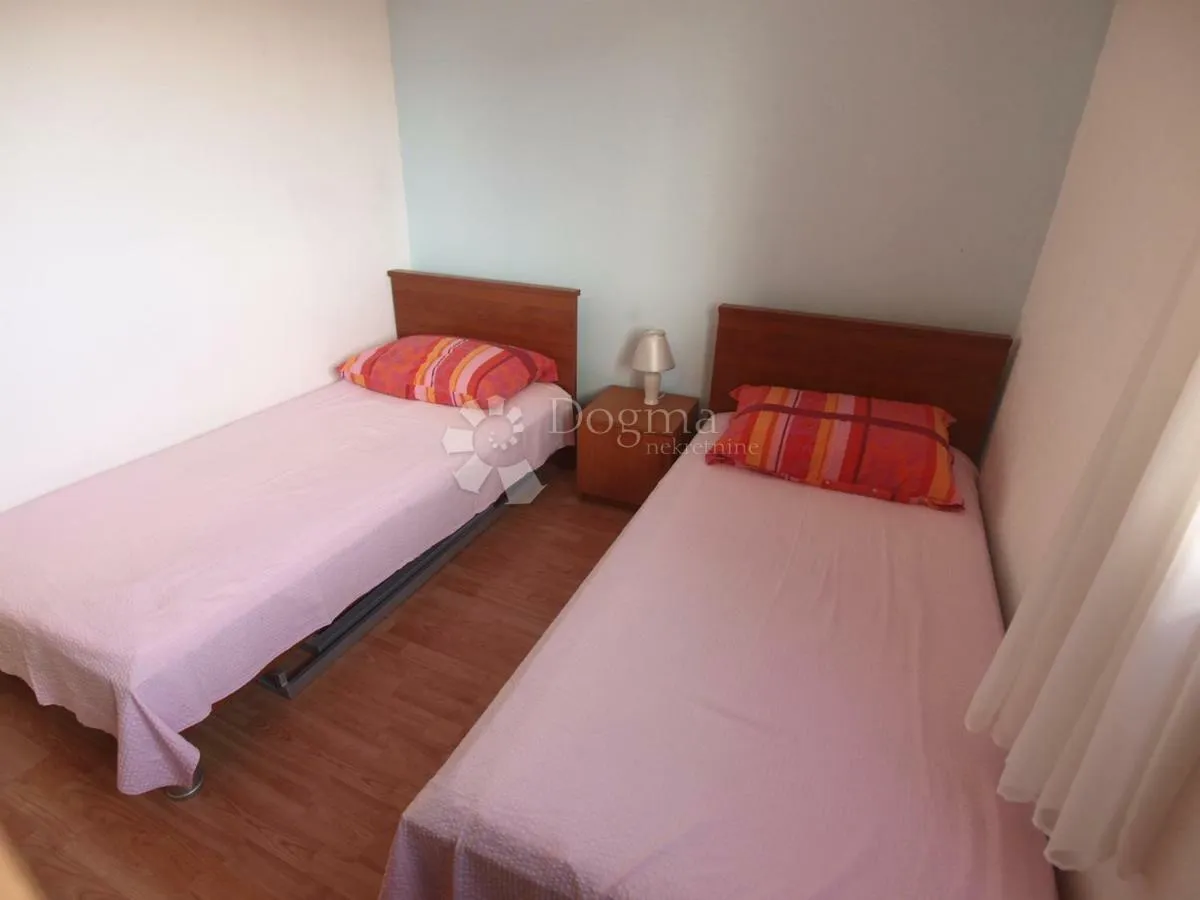 kuća s apartmanima, bazenom i garažom – okrug gornji - slika 12