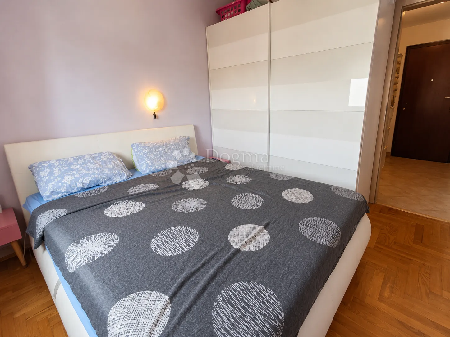 šarmantni dvosobni apartman u banjolu sa pogledom na more na top lokaciji. - slika 10