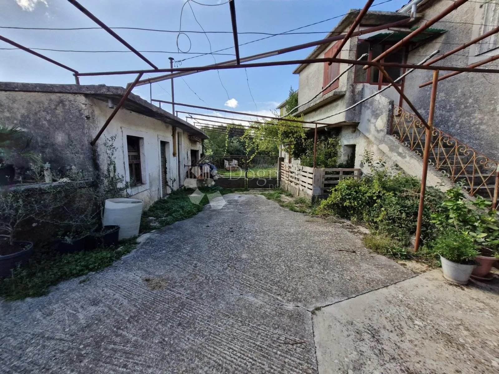 starina za adaptaciju sa velikom okućnicom u okolici žminja - slika 12