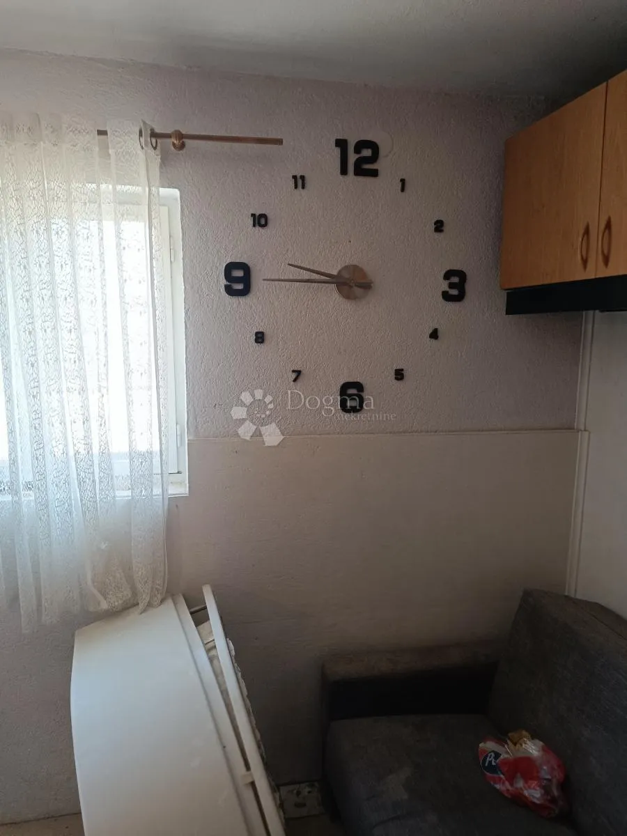 stan u kući za renovaciju - slika 1