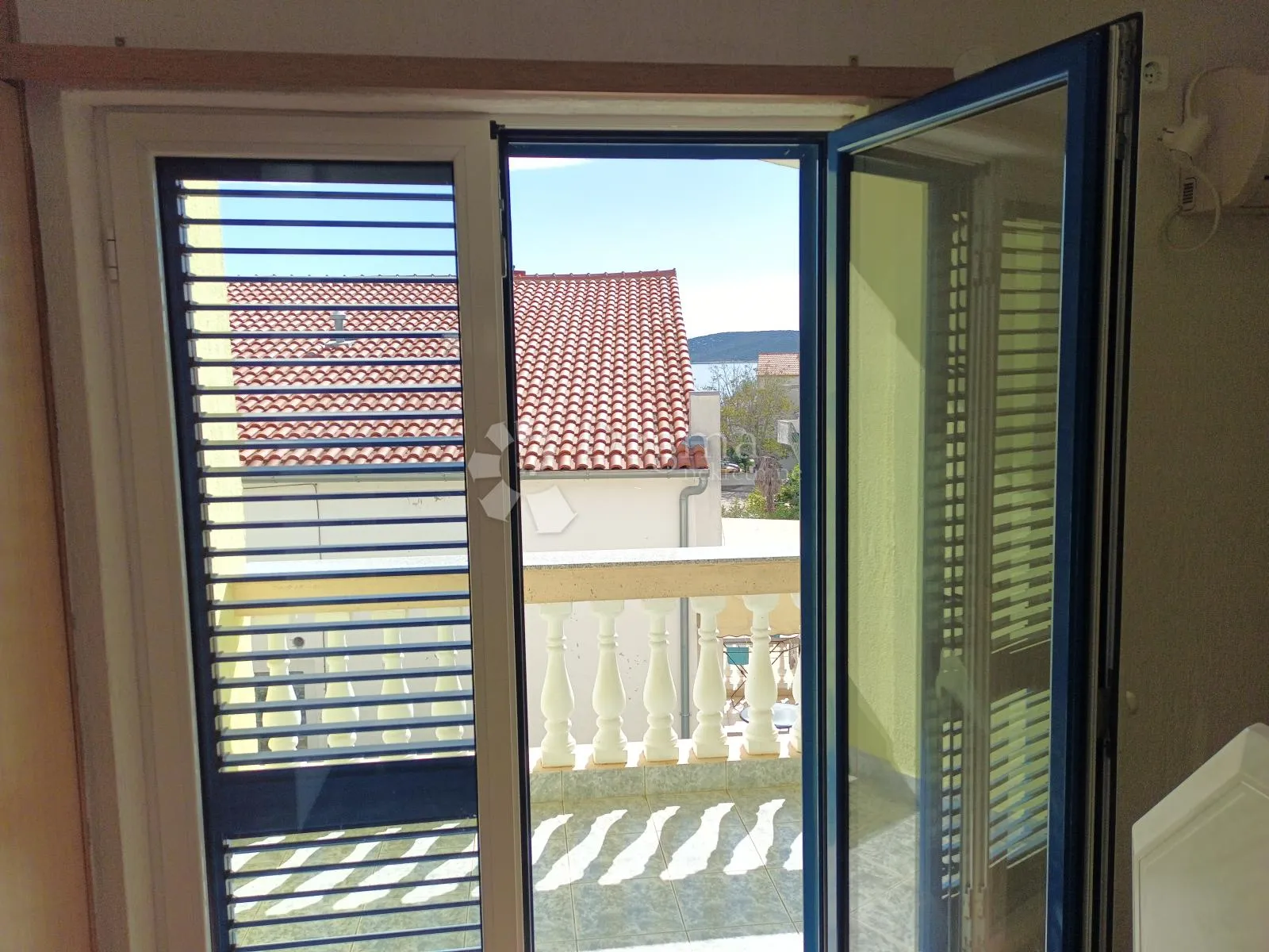 vodice prekrasna kuća sa 9 apartmana 100 metara od mora - slika 25