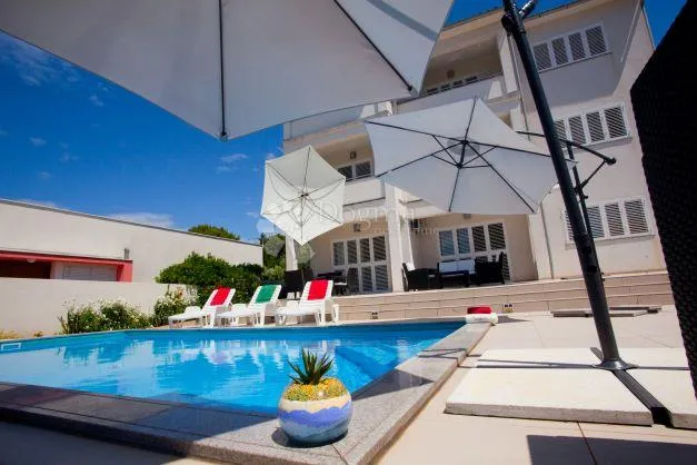luksuzna kuća s bazenom i apartmanima na rabu - slika 26