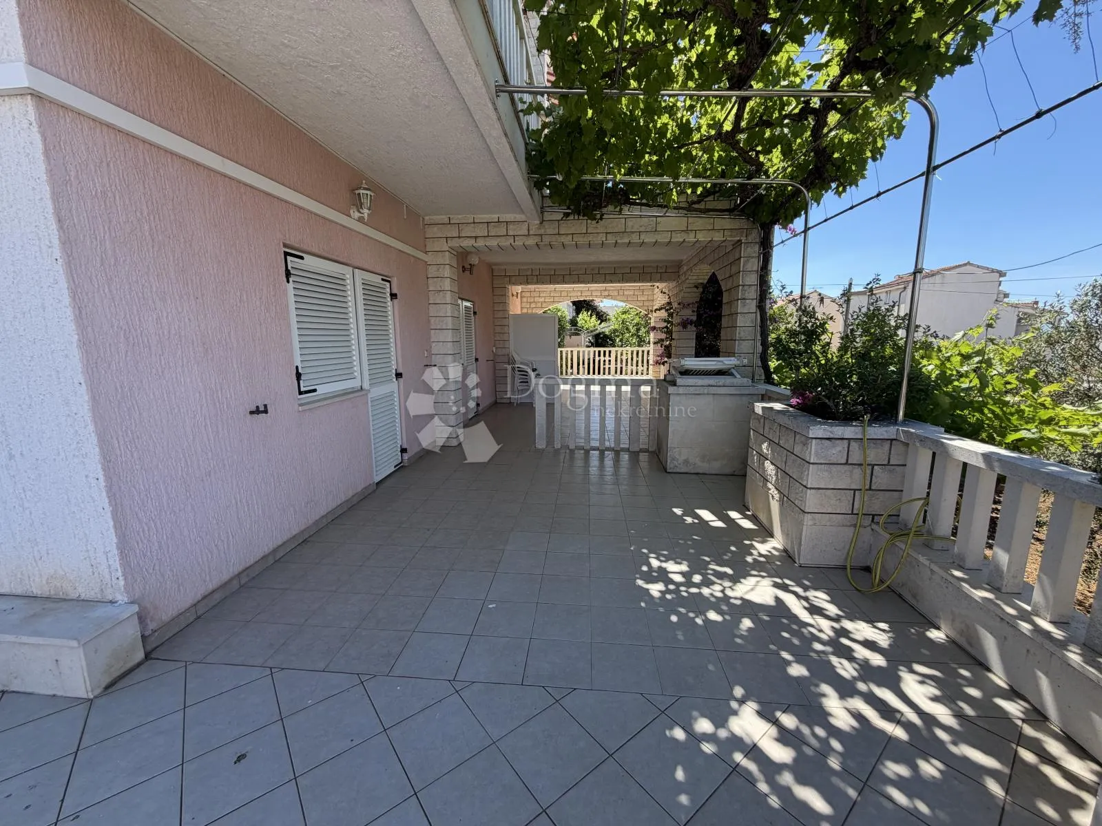 prilika u brodarici- kuća blizu mora, s 6 apartmana i 3-sobnim stanom!! - slika 9