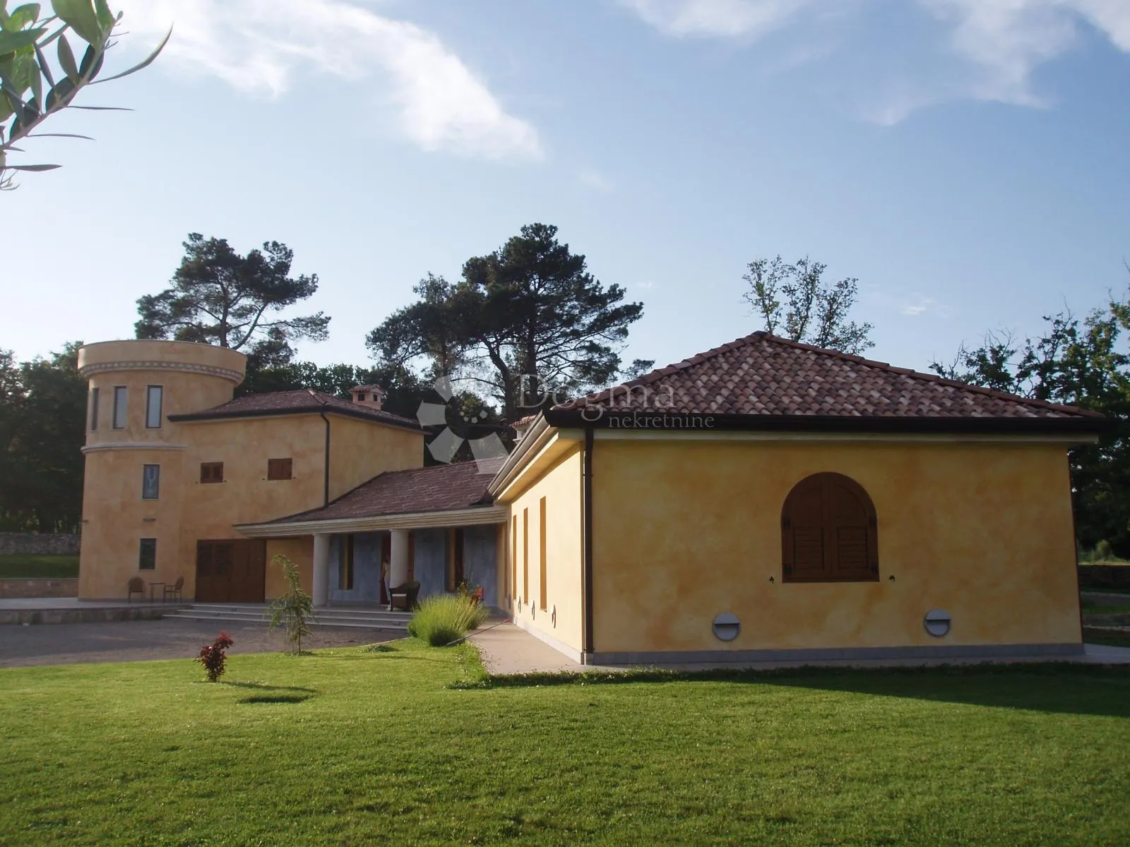 vila vrhunske gradnje s velikom parcelom i potpunom privatnošću - slika 17
