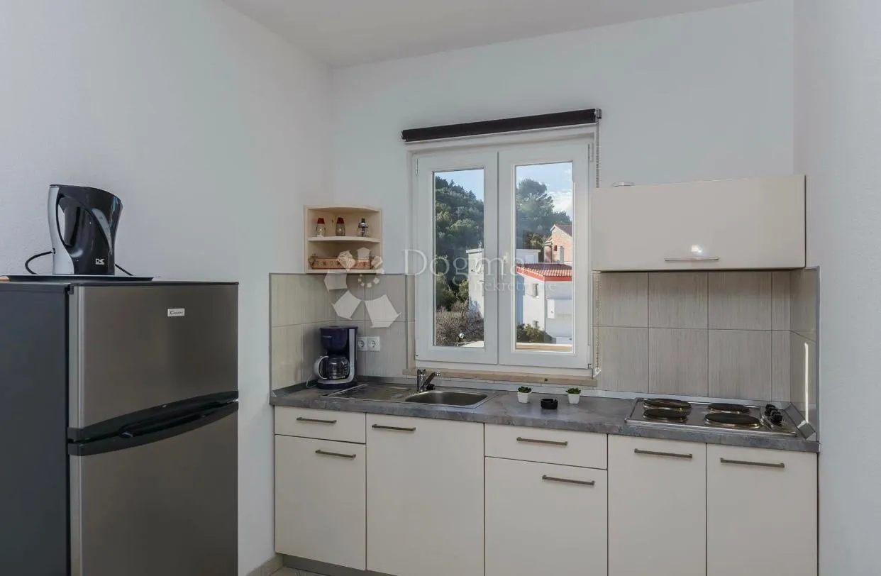 dvosobni apartman sa pogledom na more, super lokacija - slika 12