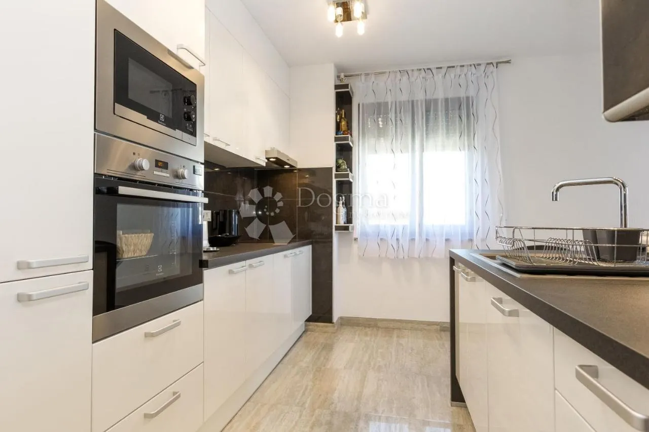 luksuzna vila u sukošanu - slika 10