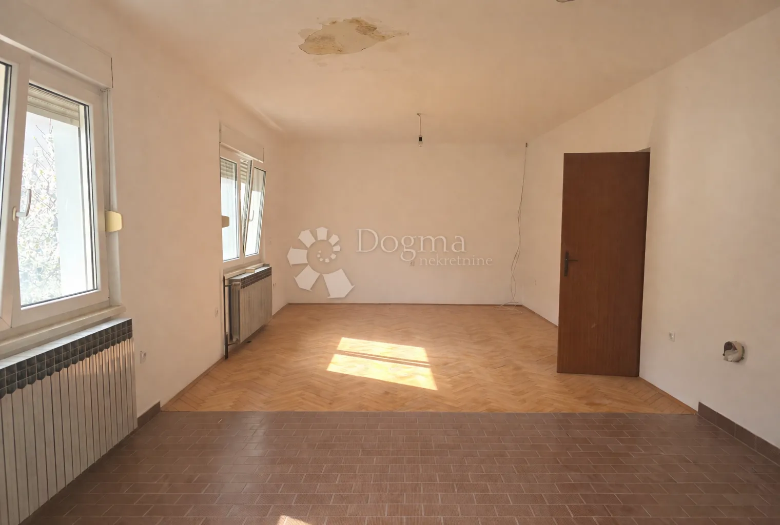 prilika! prostran 3-soban stan za renovaciju – njivice - slika 4
