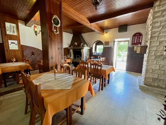 kuća, s restoranom u prizemlju, u centru buja - slika 9