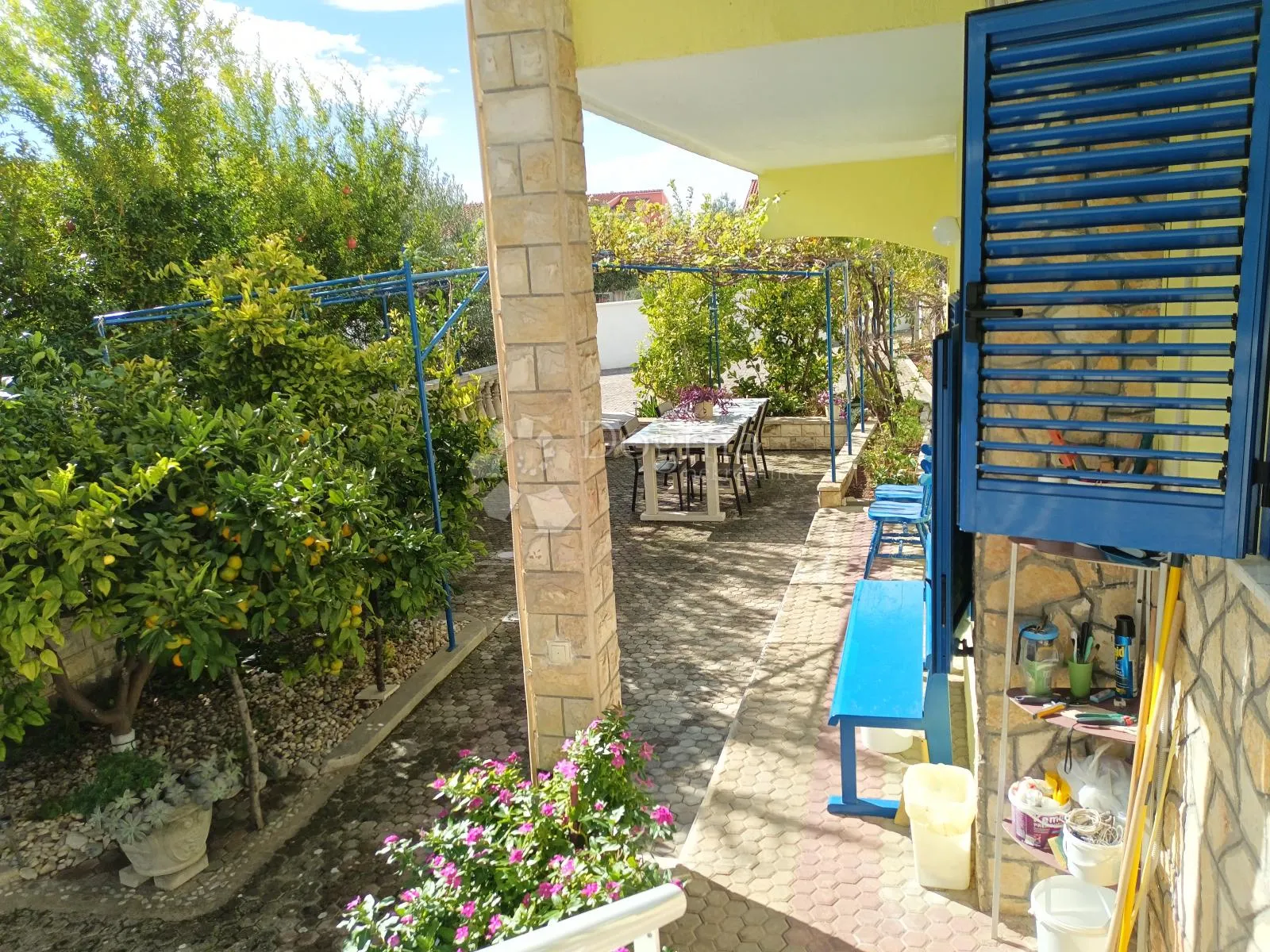 vodice prekrasna kuća sa 9 apartmana 100 metara od mora - slika 7