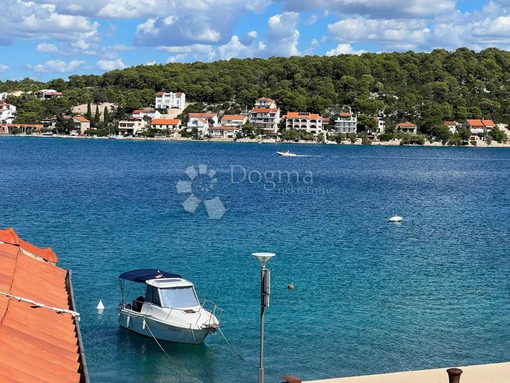 tisno kuća u prvom redu do mora odlična prilika - slika 20