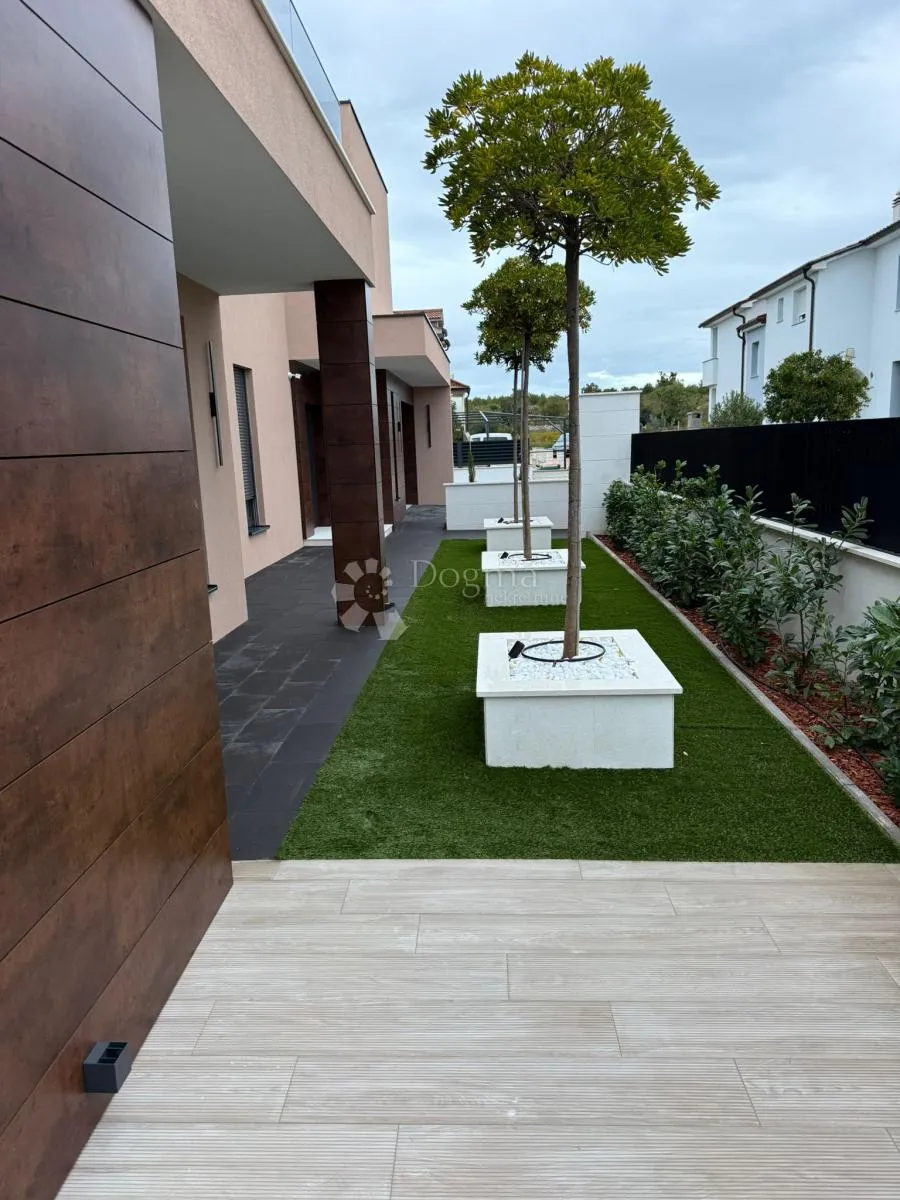 luksuzna vila s bazenom – vodice - slika 10
