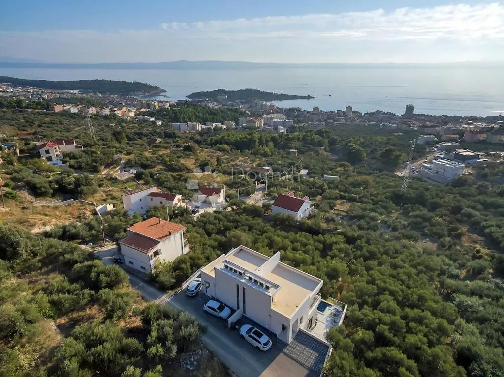vila s bazenom i pogledom na more - slika 29