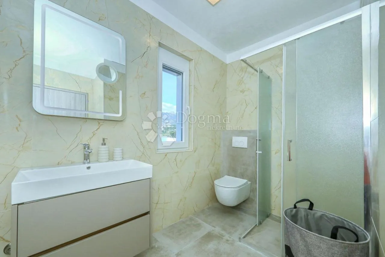 moderna vila s bazenom, prvi red uz more! - slika 30