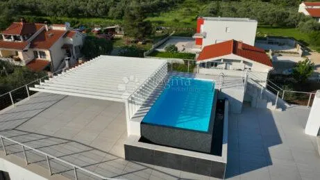 raskošan penthaus s bazenom, 100 m od mora - slika 13