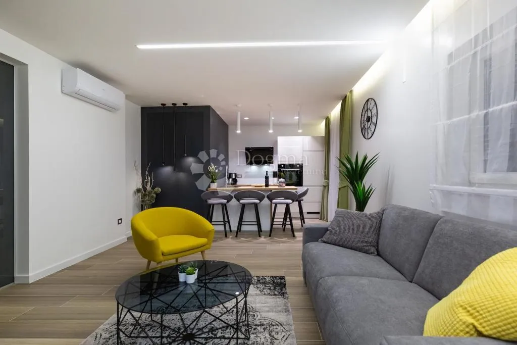 centar zadra, potpuno obnovljen stan 65m2! - slika 12