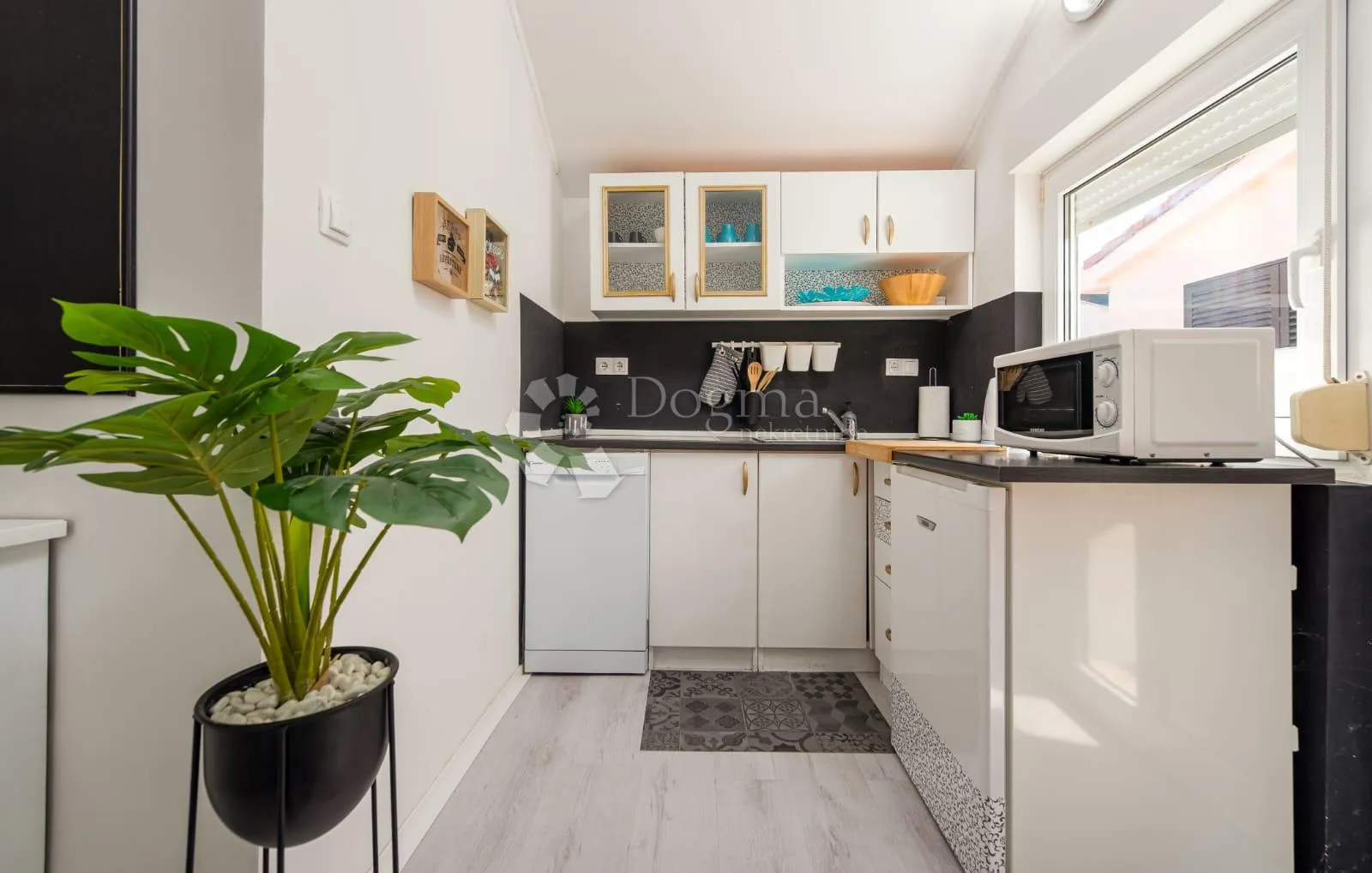 tri apartmana s bazenom - slika 53