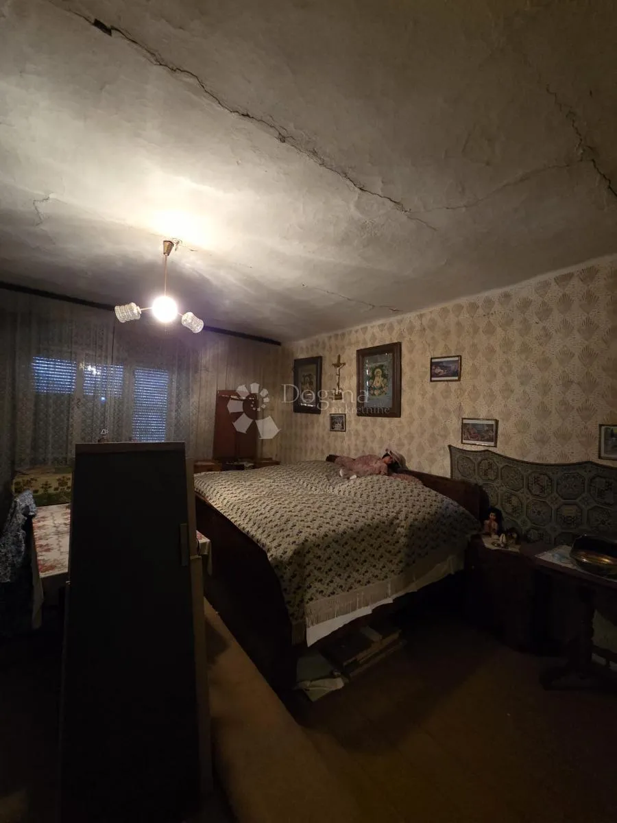 kuća s gospodarskim zgradama – odlična lokacija - slika 15