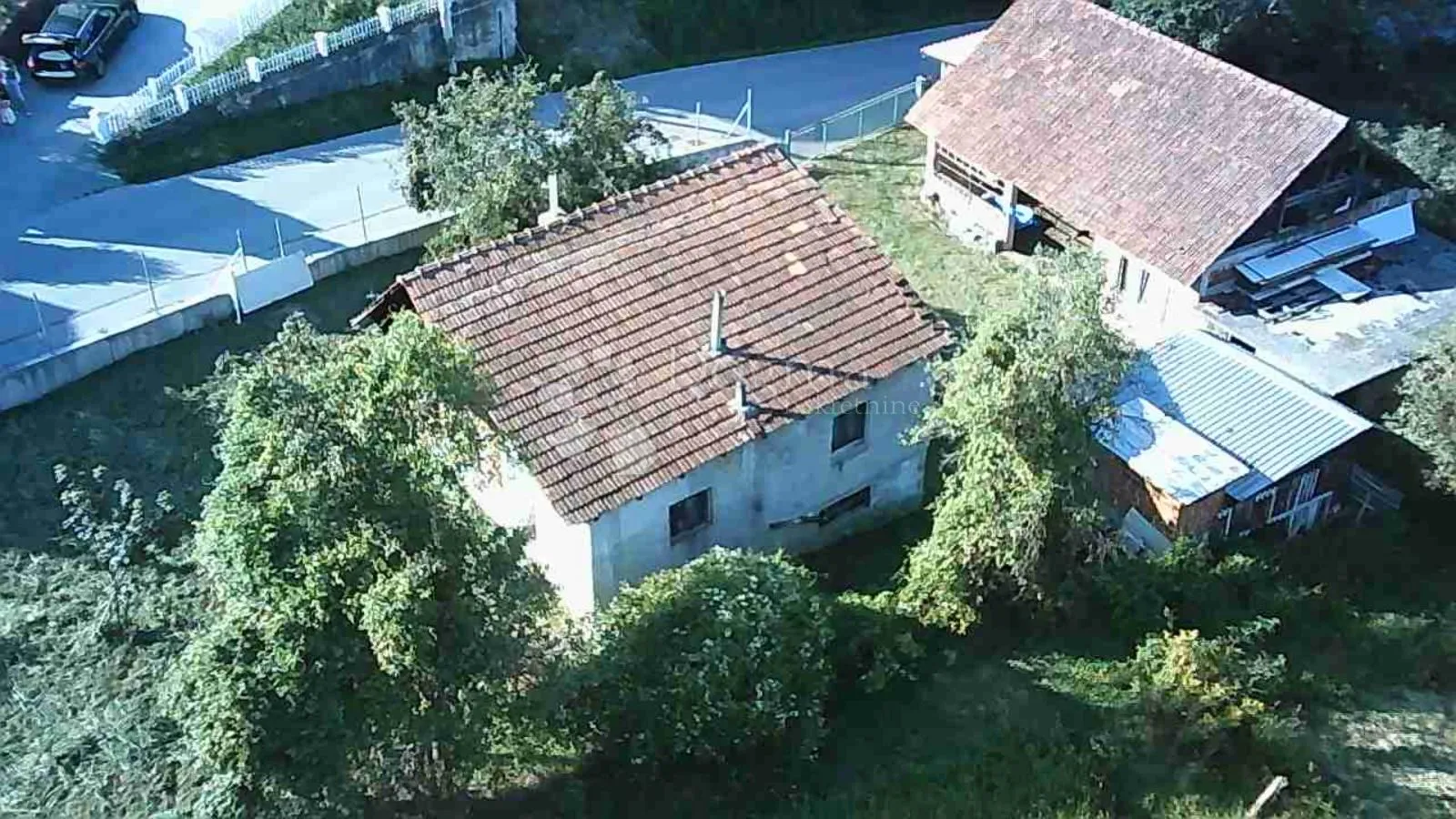 drvena hrastova kuća 120m² za renovaciju sa dvorištem - slika 8