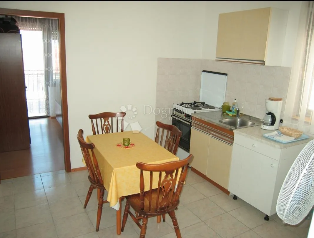 okrug gornji, kuća 400 m², 150 m od mora, prilika - slika 10
