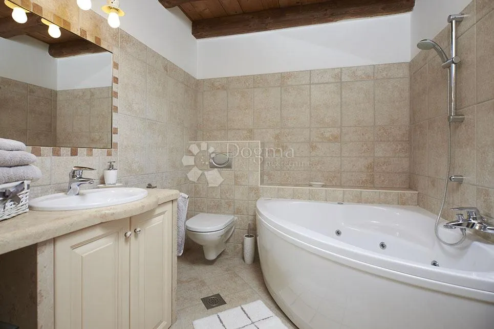prekrasna kamena villa s bazenom sa panoramskim pogledom! - slika 25