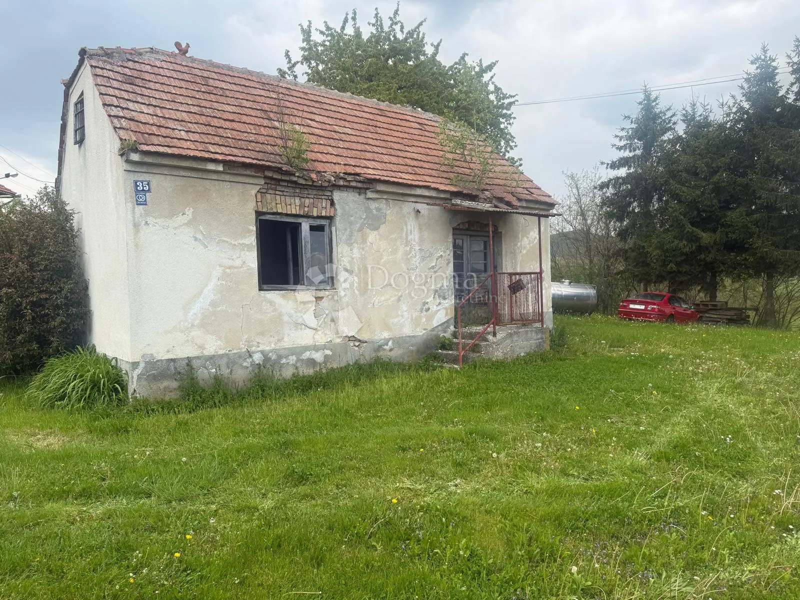 kuća + zemljište 1330 m2 - potencijal - slika 1