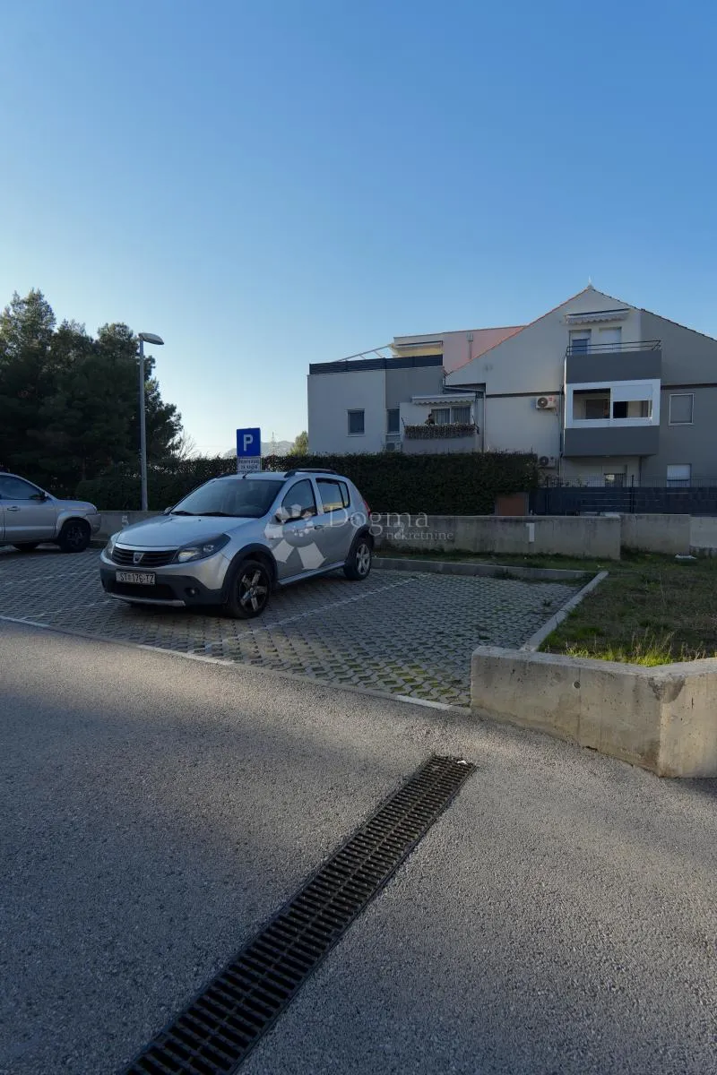 solin: stan s privatnim vrtom - slika 15