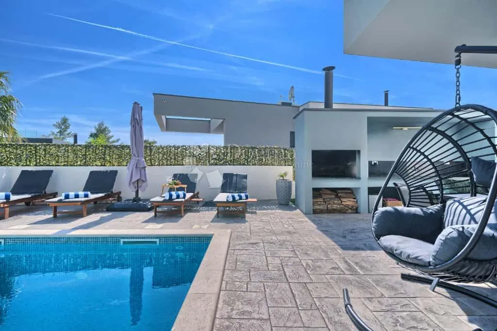 vila s bazenom u strožancu - slika 60