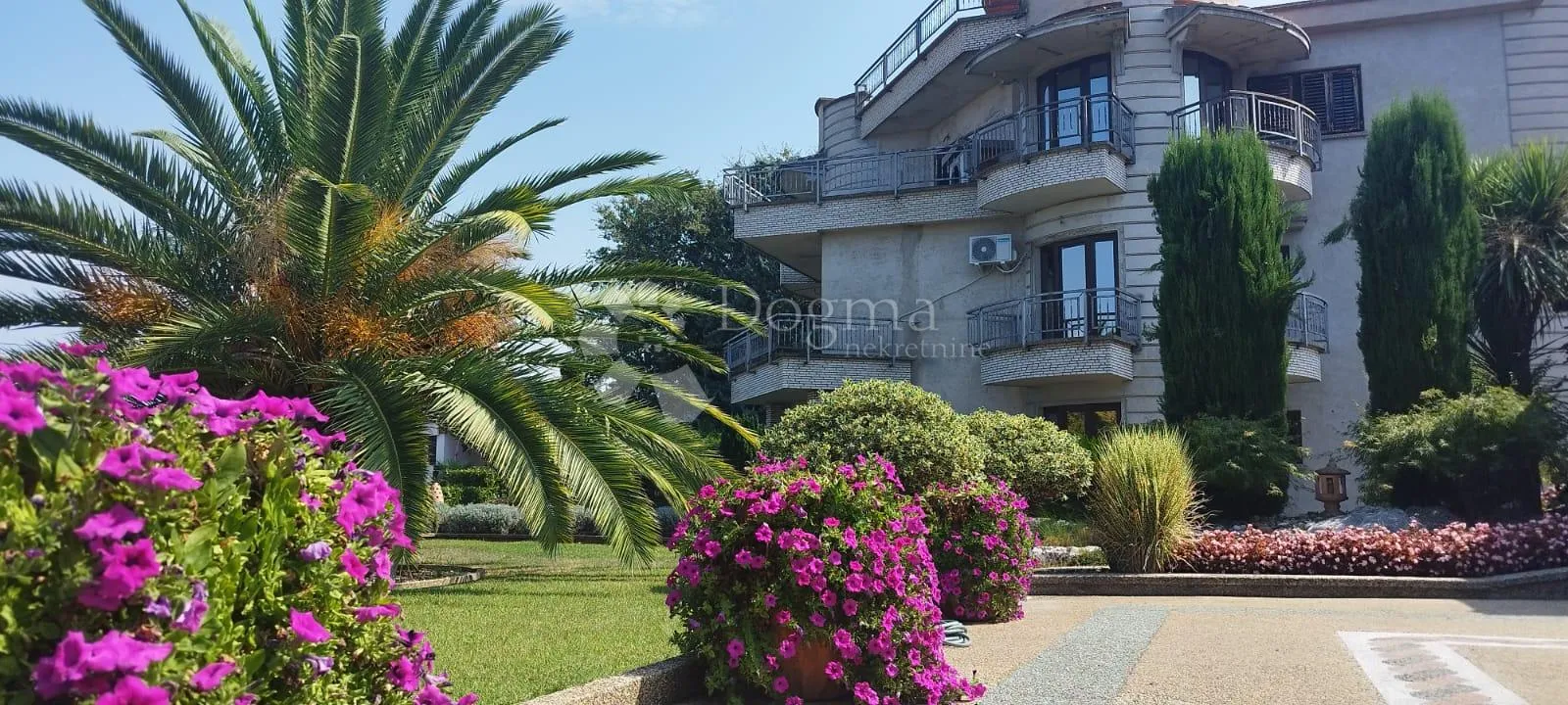 malinska - samostojeća kuća s prekrasnom okućnicom - slika 2