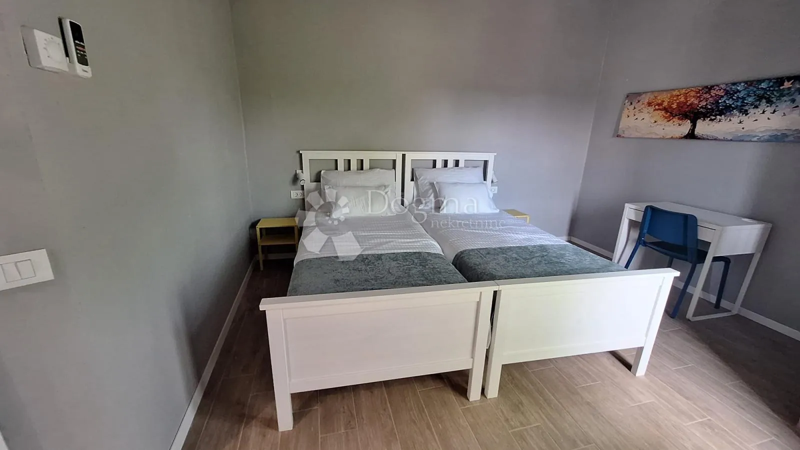 vila s bazenom okružena zelenilom - čeka na vas! - slika 15