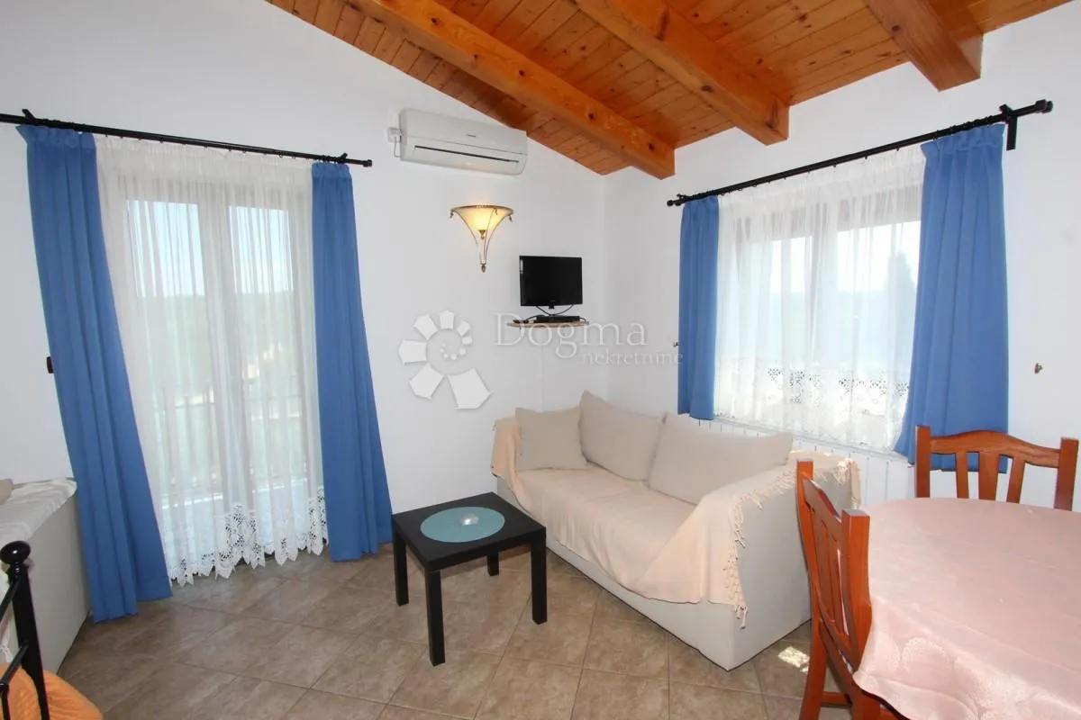 kuća sa apartmanima - slika 9