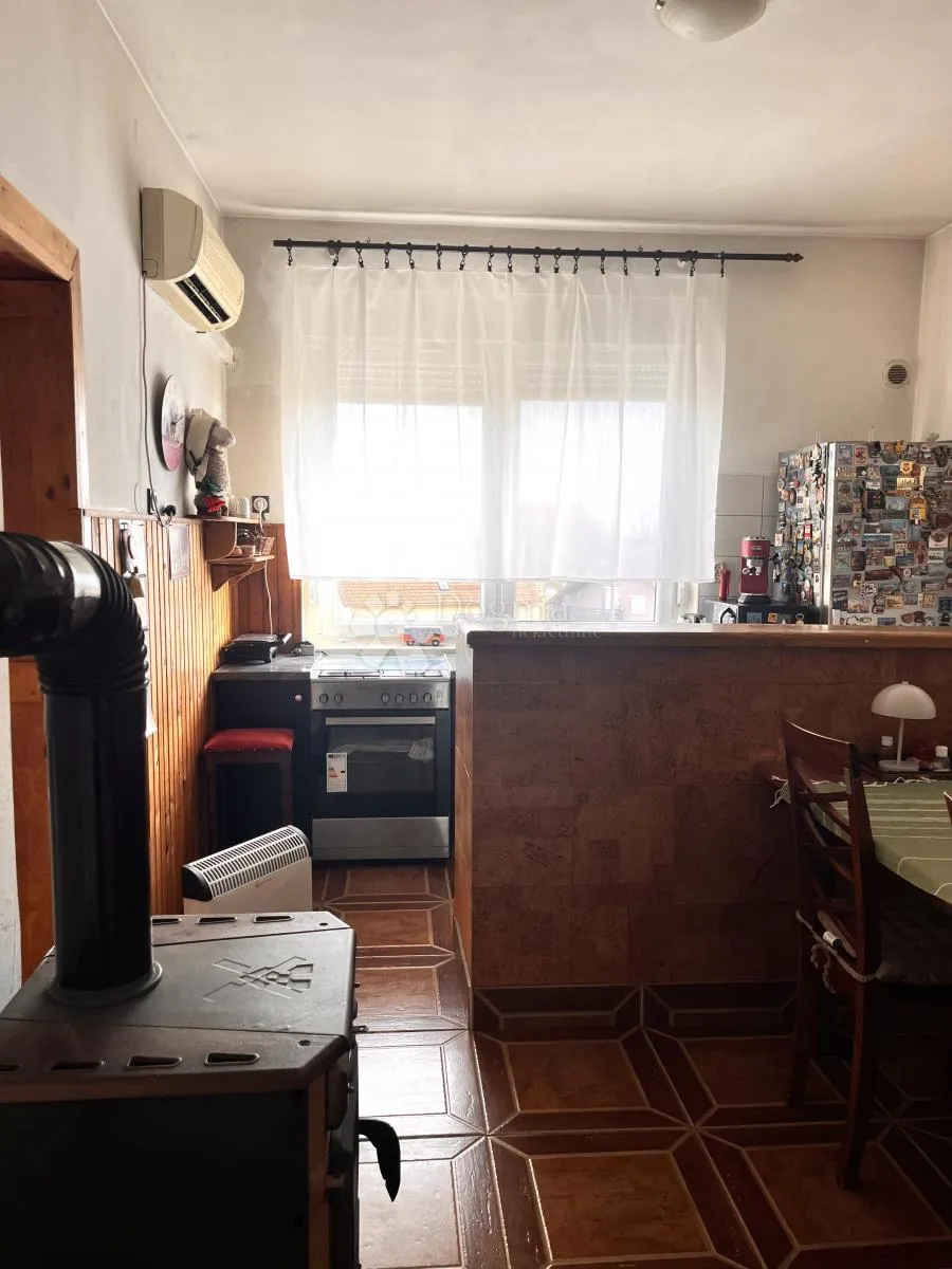 stan sa garažom u zgradi, blizina radničke ceste - slika 7