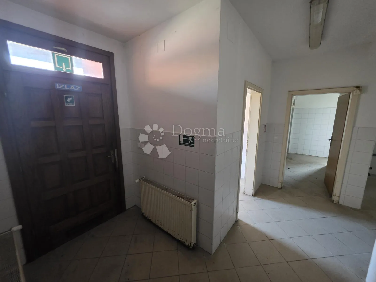 najam restorana 356m² – krušna peć, pečenjara, terasa, veliki parking - slika 13