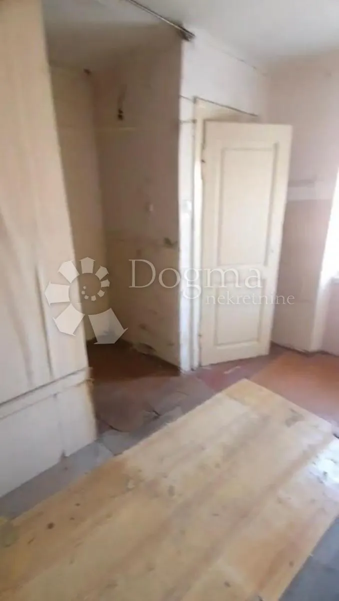 sniženo! stan za adaptaciju u srcu šibenika - slika 7