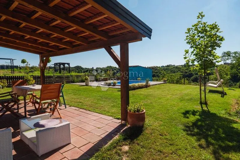 izvrsna investicijska prilika – resort s tri kuće i bazenima - slika 4
