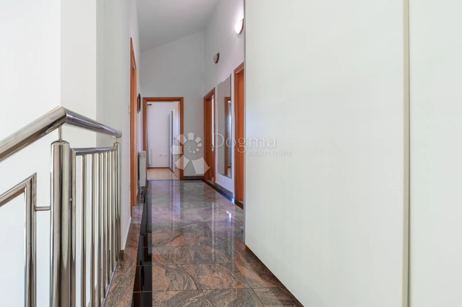 srdoči-240m2 više parkirna mjesta,okućnice 931m2 - slika 18