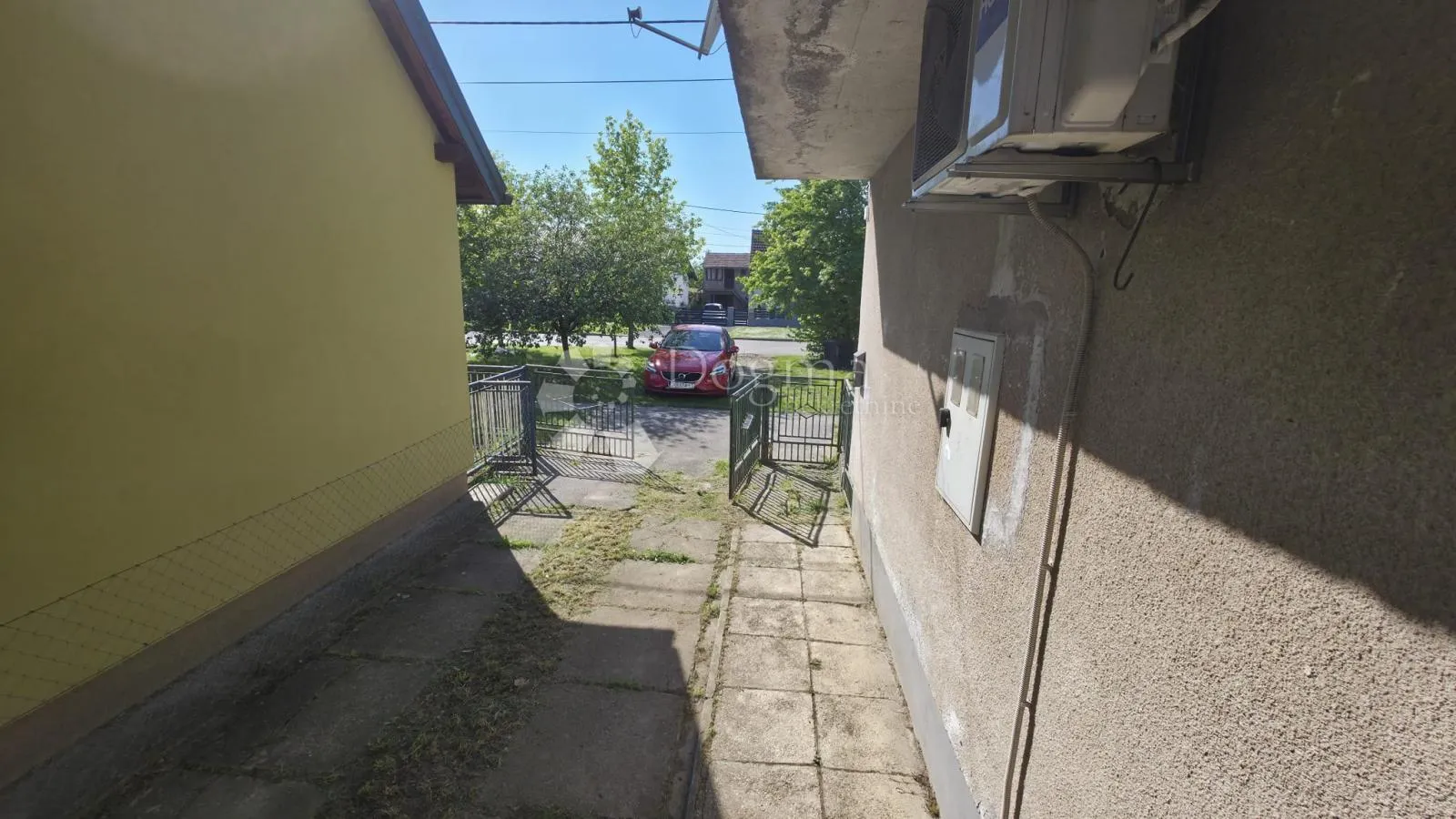 prostrana obiteljska kuća s velikom okućnicom – sisak (zeleni brijeg) - slika 7